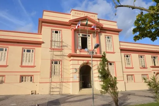 Prefeitura afasta profissionais após caso de criança autista enviada para casa em saco plástico em Alagoinhas